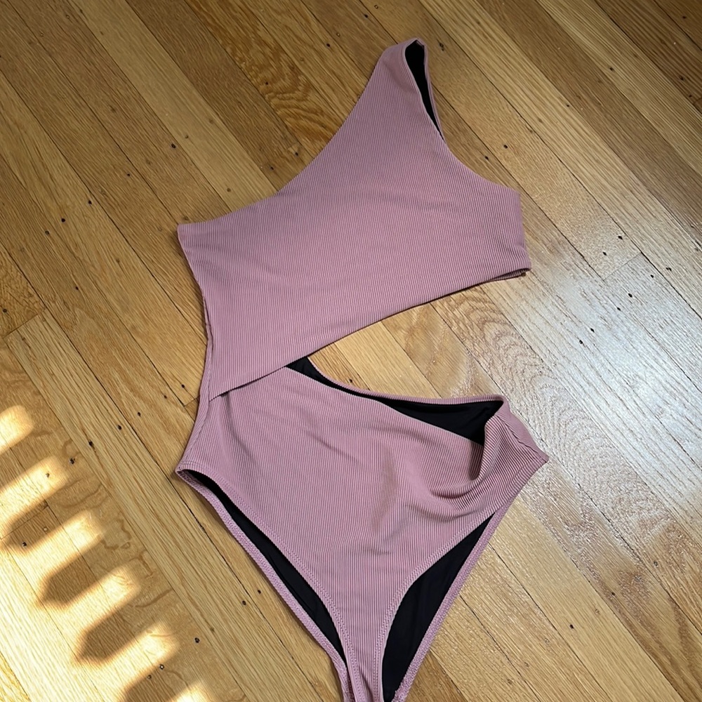 Beach Riot size small